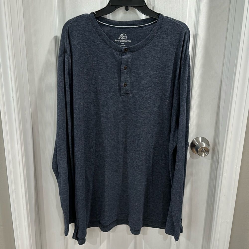 SURFSIDE SUPPLY HENLEY SHIRT. CHARCOAL GREY.